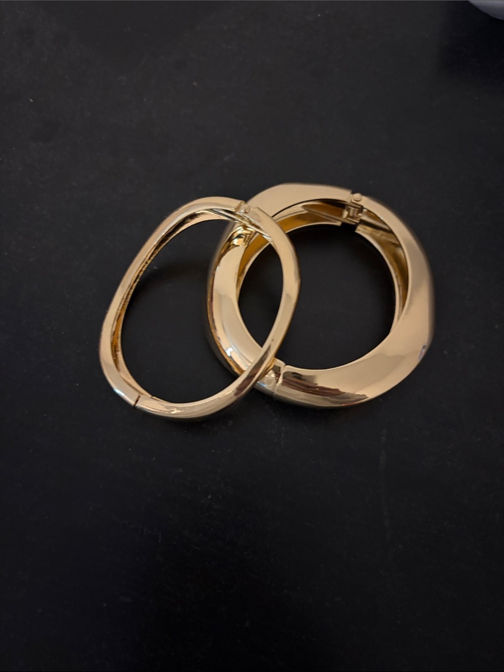 Gold Tone Women's Sculpted Hoop Bangle Bracelet - Brand Not Specified - Picture 2 of 2